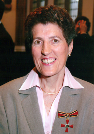 Annemarie Rave bei der Verleihung des Verdienstkreuz